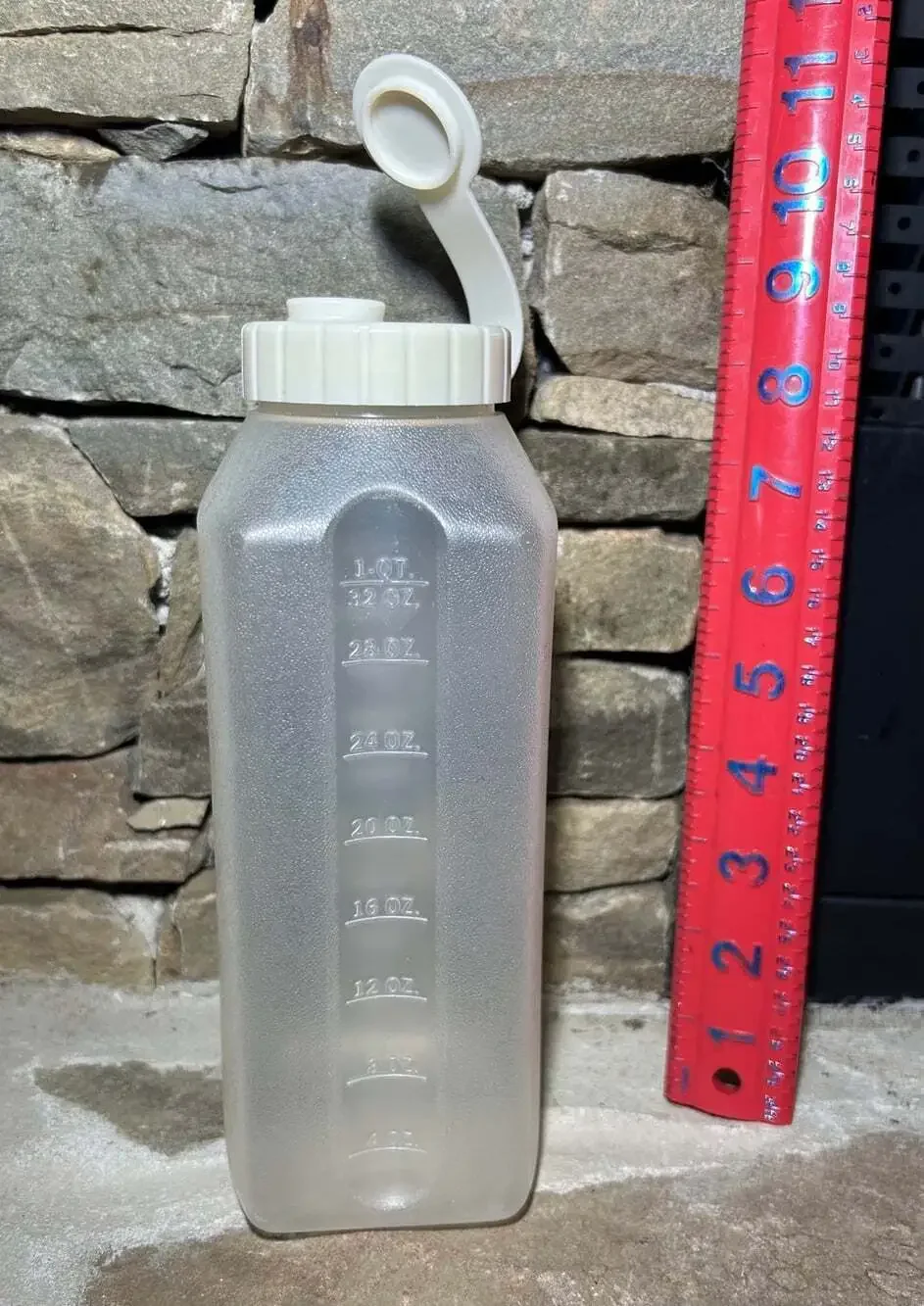 Rubbermaid Servin Saver 1QT 32 Oz Drink Bottle Beverage Jug Pitcher almond lid